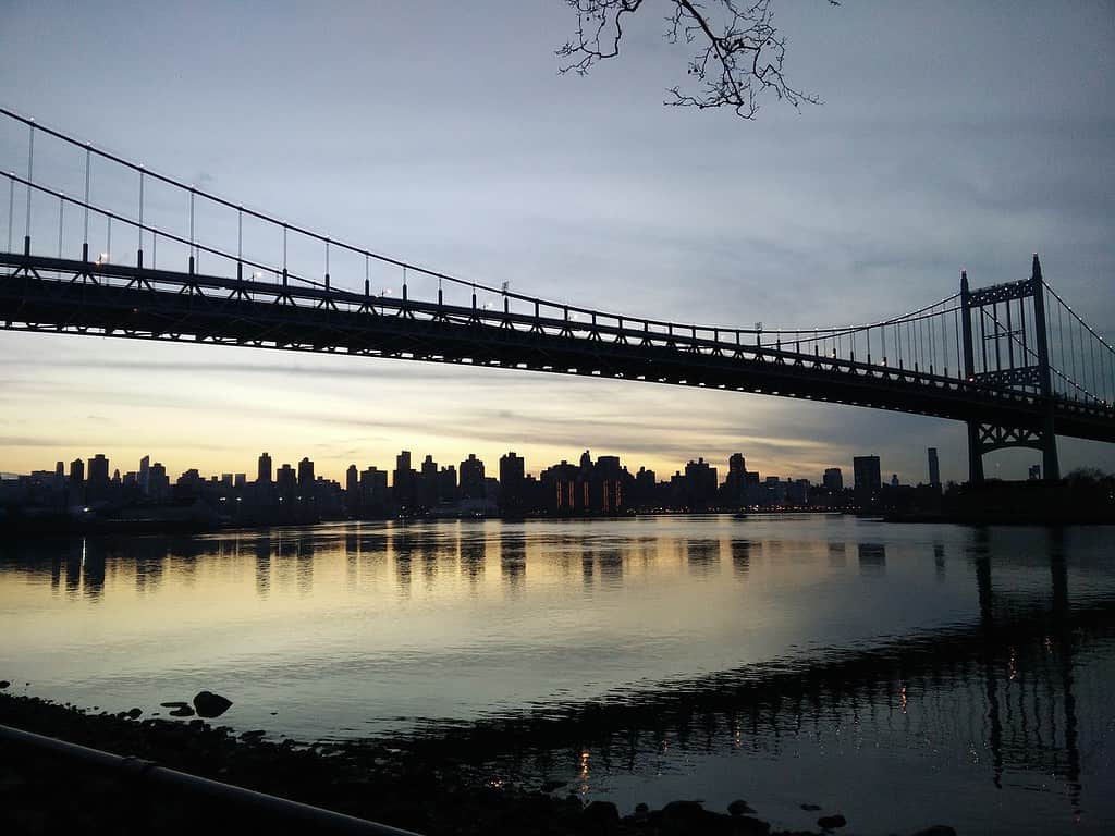 Astoria Bridge at night